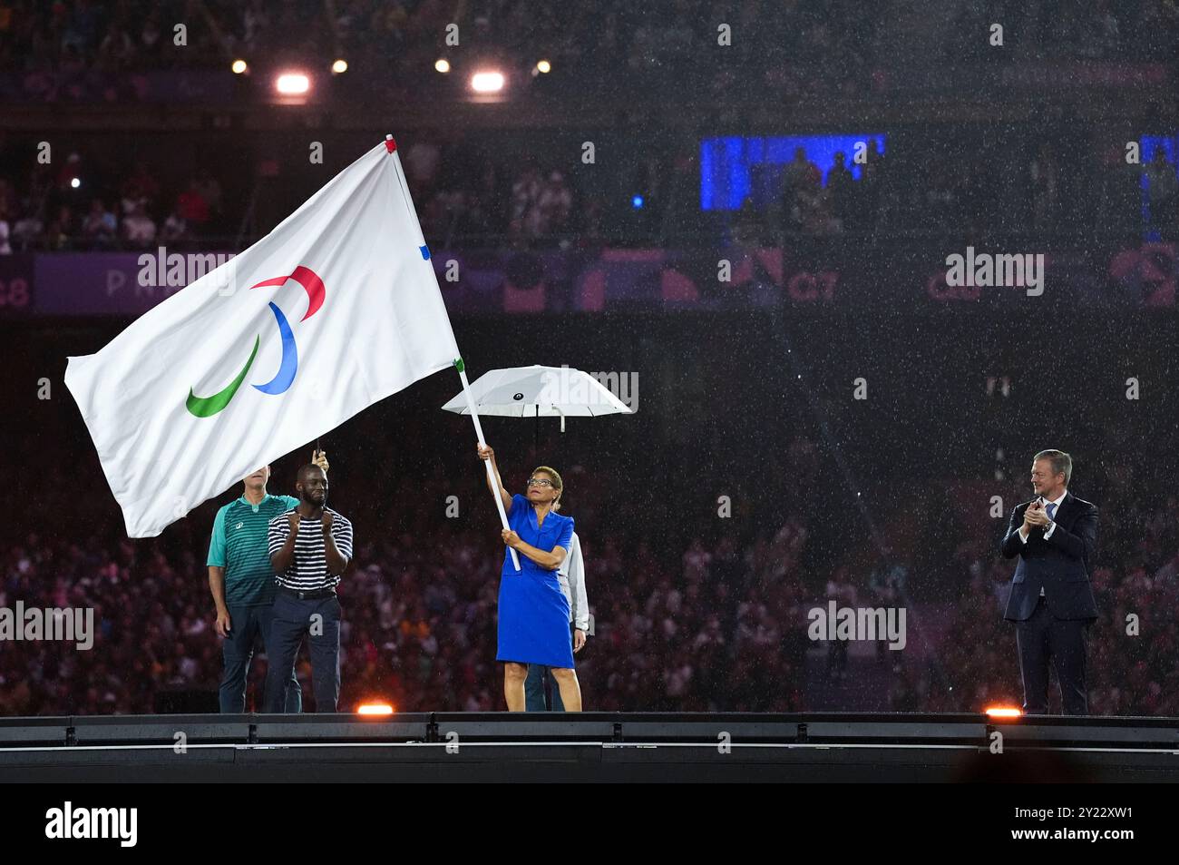 Parigi, Francia. 8 settembre 2024. Il sindaco di Los Angeles Karen Bass (davanti) sventola la bandiera paralimpica durante la cerimonia di consegna della bandiera durante la cerimonia di chiusura dei Giochi paralimpici di Parigi 2024 a Parigi, Francia, 8 settembre 2024. Crediti: CAI Yang/Xinhua/Alamy Live News Foto Stock