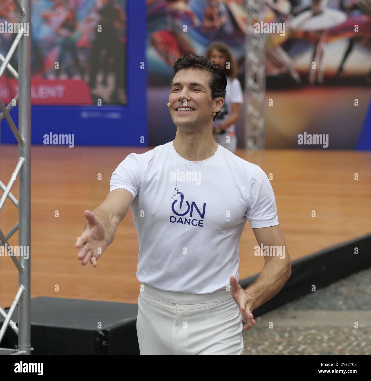 Roberto bolle tiene un master class di danza per duemila ballerini maschili e femminili in Piazza del Duomo. "La danza è vita" Foto Stock