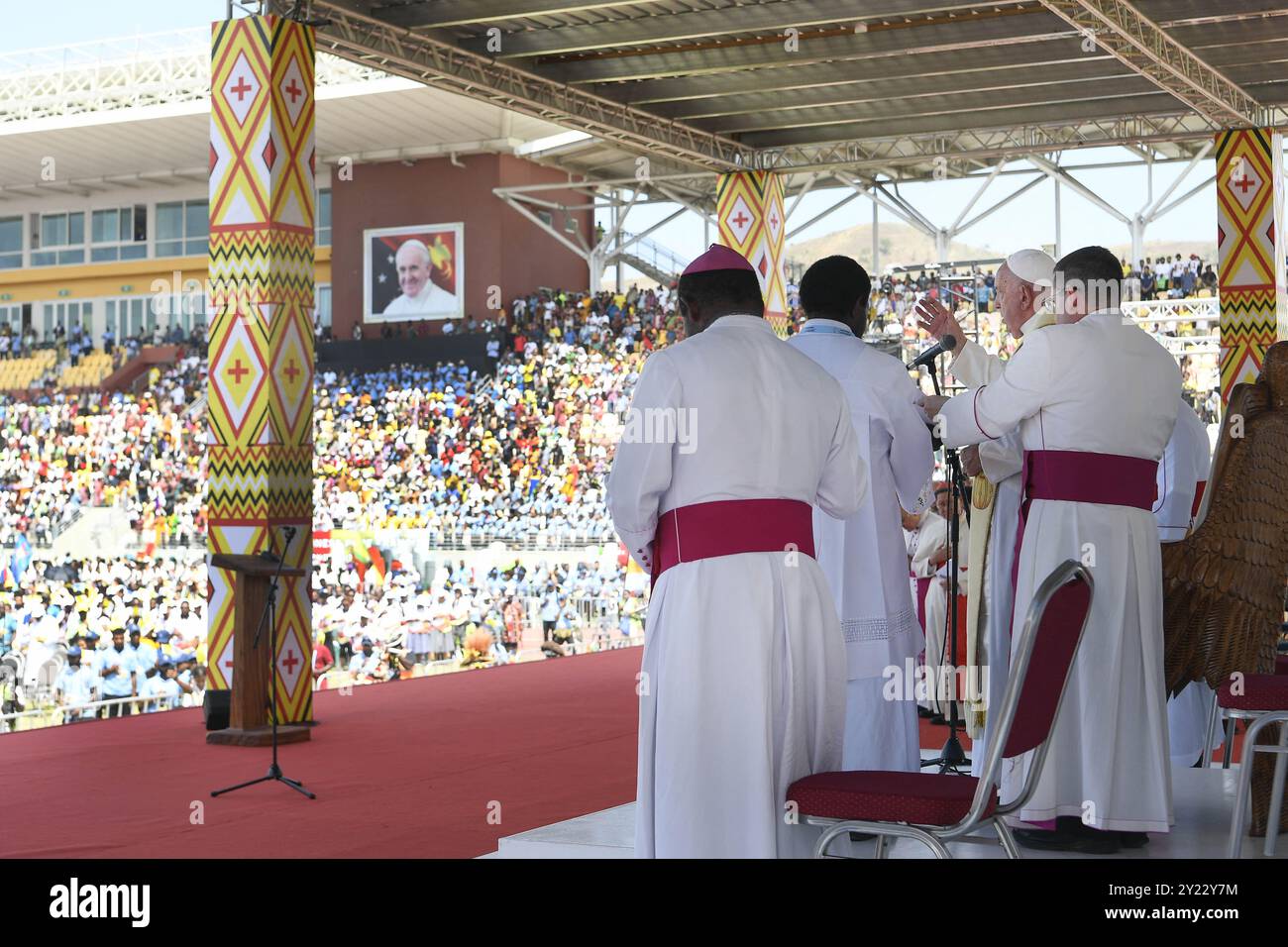 Port Moresby, Papua nuova Guinea. 9 settembre 2024. Papa Francesco partecipa ad un incontro con 10 000 giovani riuniti al Sir John Guise Stadium di Port Moresby, Papua nuova Guinea, il 9 settembre 2024. La Papua nuova Guinea è la seconda tappa di un tour di 12 giorni della maratona nella regione Asia-Pacifico. Foto di (EV) Vatican Media/ABACAPRESS. COM credito: Abaca Press/Alamy Live News Foto Stock