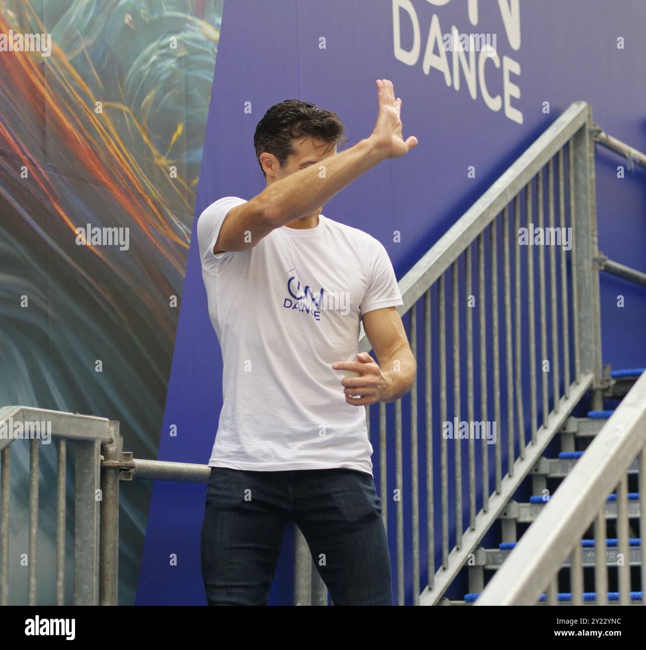 Roberto bolle tiene un master class di danza per duemila ballerini maschili e femminili in Piazza del Duomo. "La danza è vita" Foto Stock