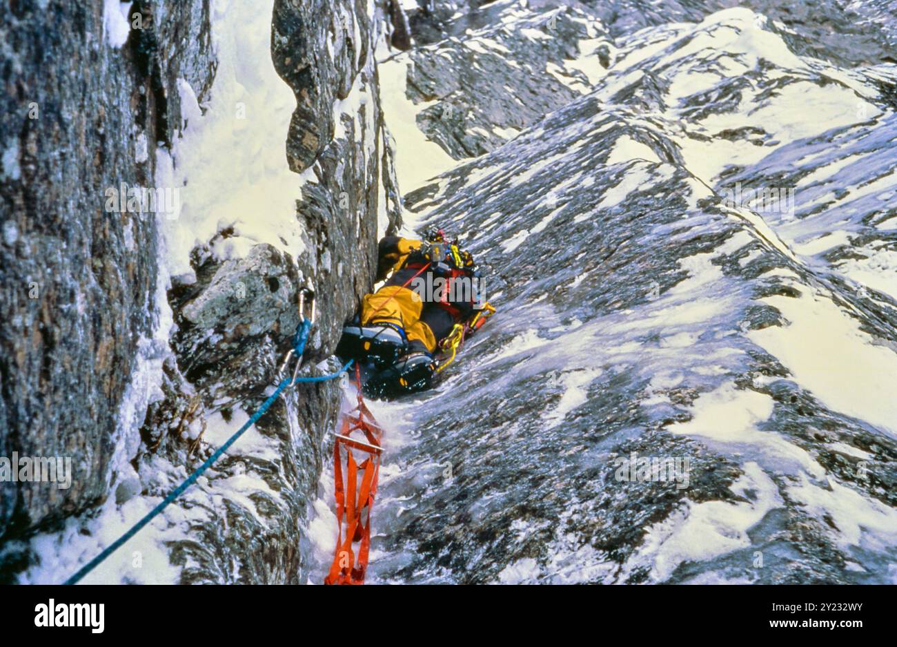 Il Tor Troll sta risalendo una parte ripida e ghiacciata in una salita invernale nella parete verticale del Troll di 3000 metri nella valle di Romsdalen, Rauma kommune, Møre og Romsdal, Norvegia. Febbraio 1992. Foto Stock