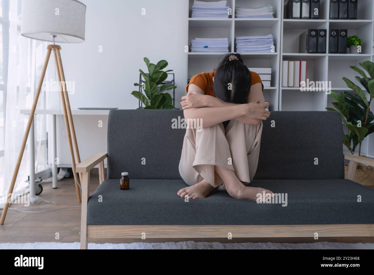 la donna, sopraffatta dalla depressione, si sentiva intrappolata in un ciclo di stress, la sua mente, lottando per trovare speranza in mezzo al soffocante fardello dei suoi pensieri. Foto Stock