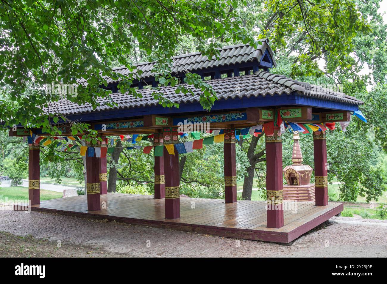 Pagoda coreana. Cultura asiatica nel parco cittadino. Alberi verdi. Foto Stock