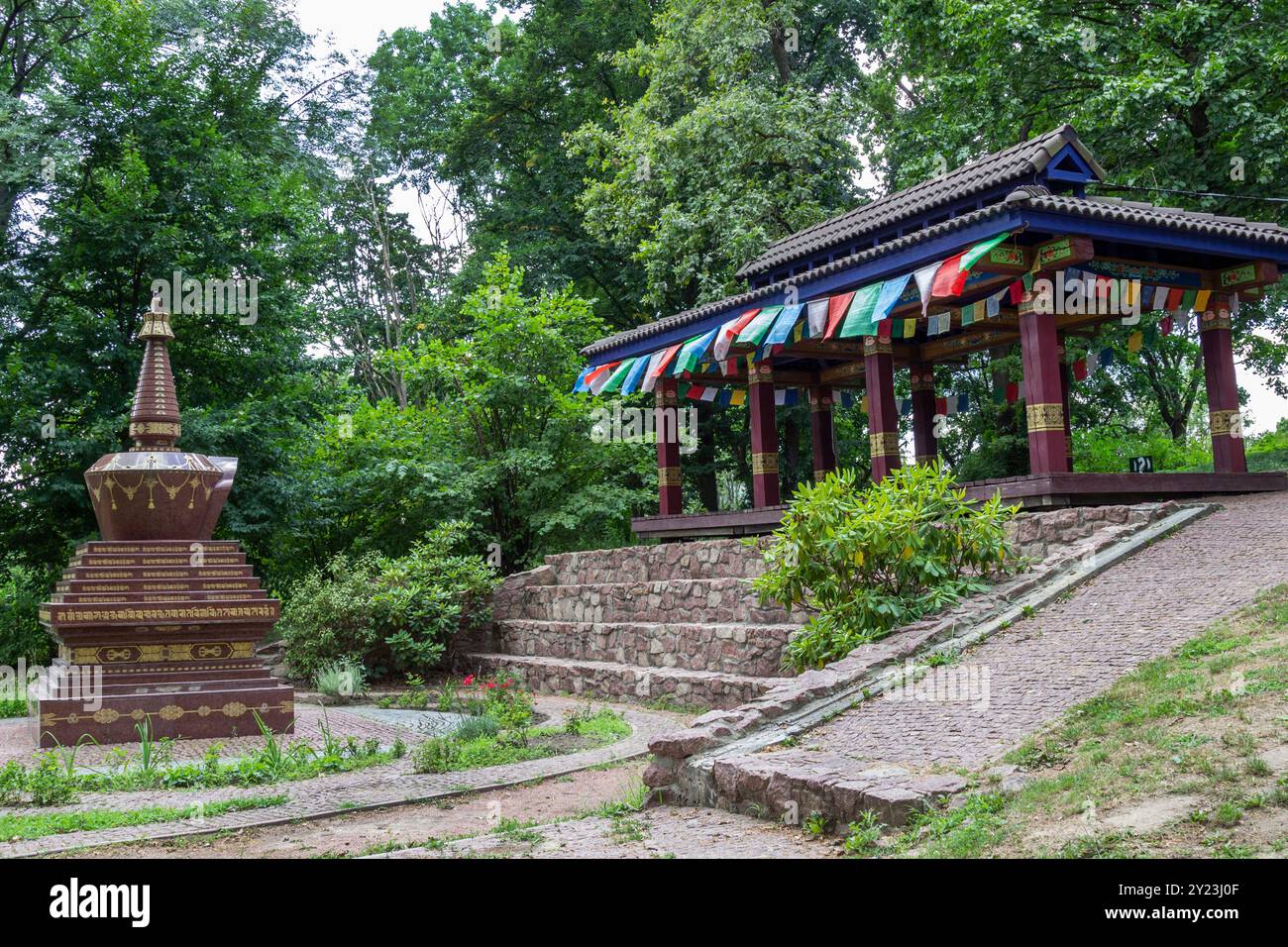 Stupa buddista tibetano e pagoda coreana. Cultura asiatica nel parco cittadino. Foto Stock