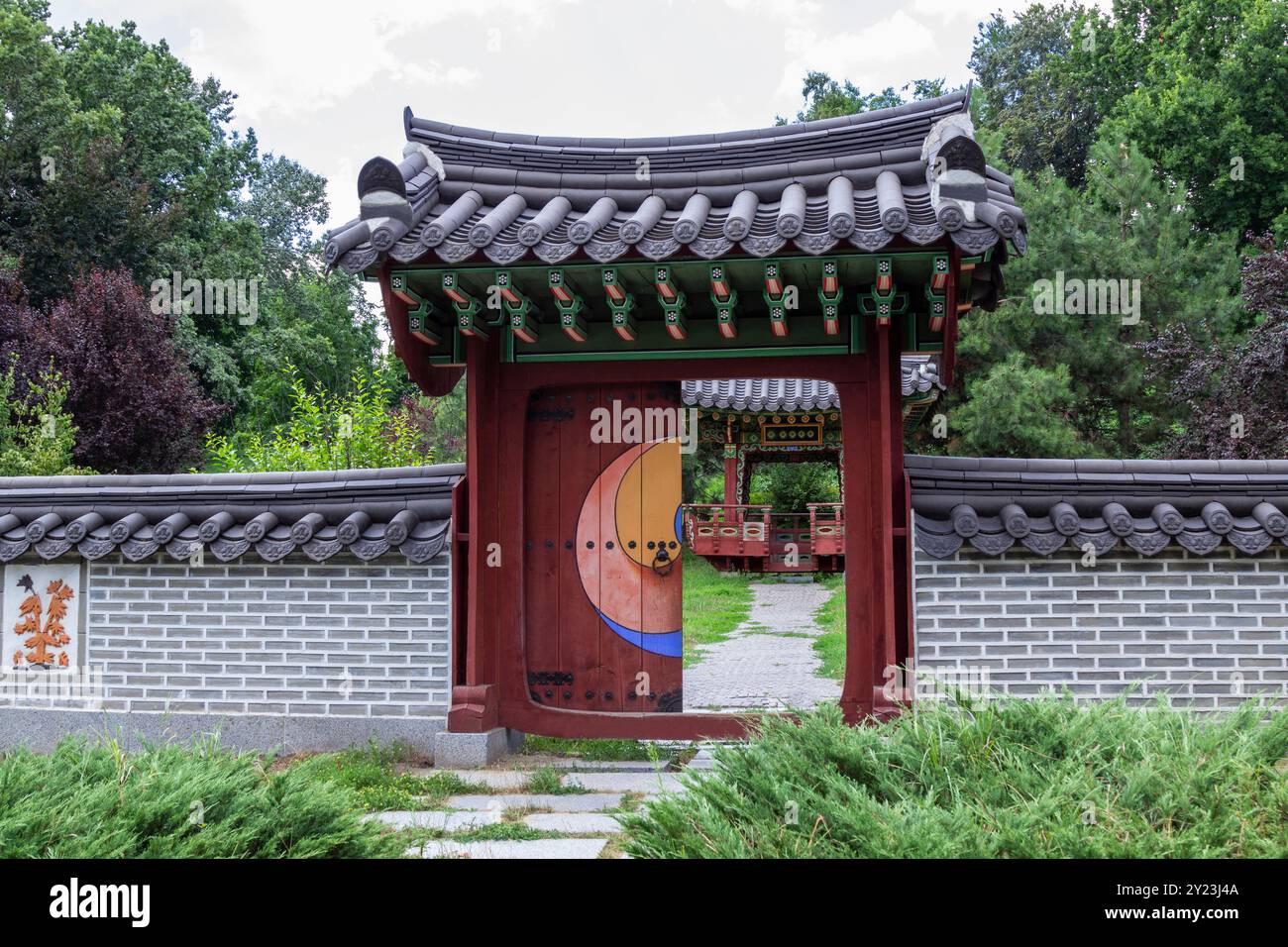 Cultura asiatica nel parco cittadino. Porta al giardino tibetano. Foto Stock