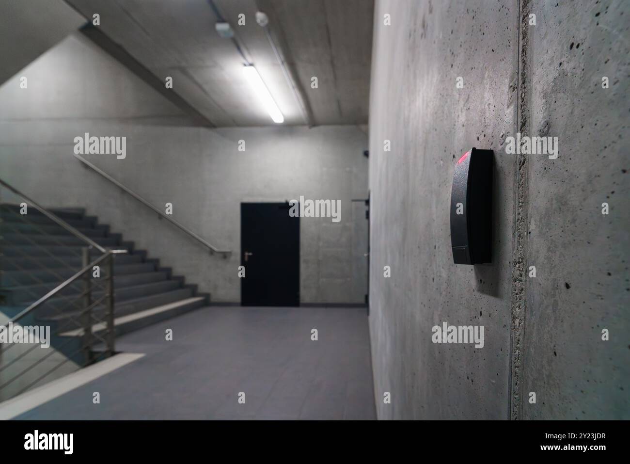 Lettore di schede di accesso parete scala in calcestruzzo grigio. Interni interni interni interni per lo sfondo dell'ufficio. Parcheggio. Foto Stock