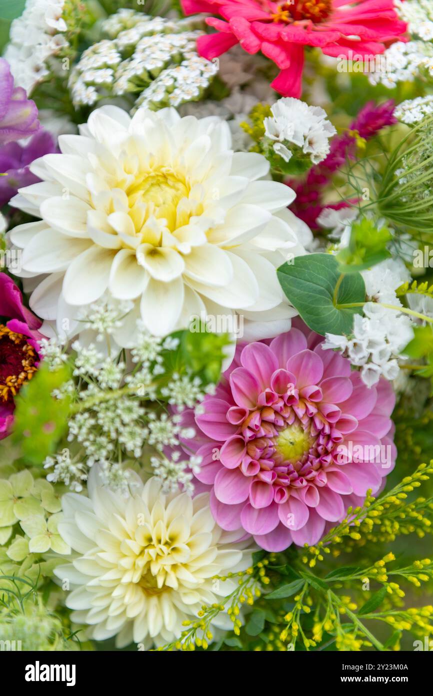 Vista dall'alto del bouquet estivo. Splendida disposizione multicolore di fiori freschi. Bouquet per matrimoni di compleanno. Foto Stock