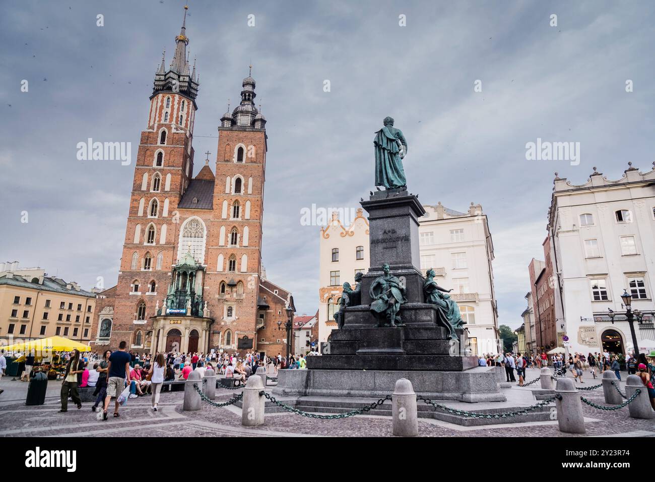 Monumento di Adam Mickiewicz, 1898. Dietro le torri gotiche della Basilica di Santa Maria (Kościół Mariacki), Rynek Główny - piazza del mercato, Cracovia , Pola Foto Stock