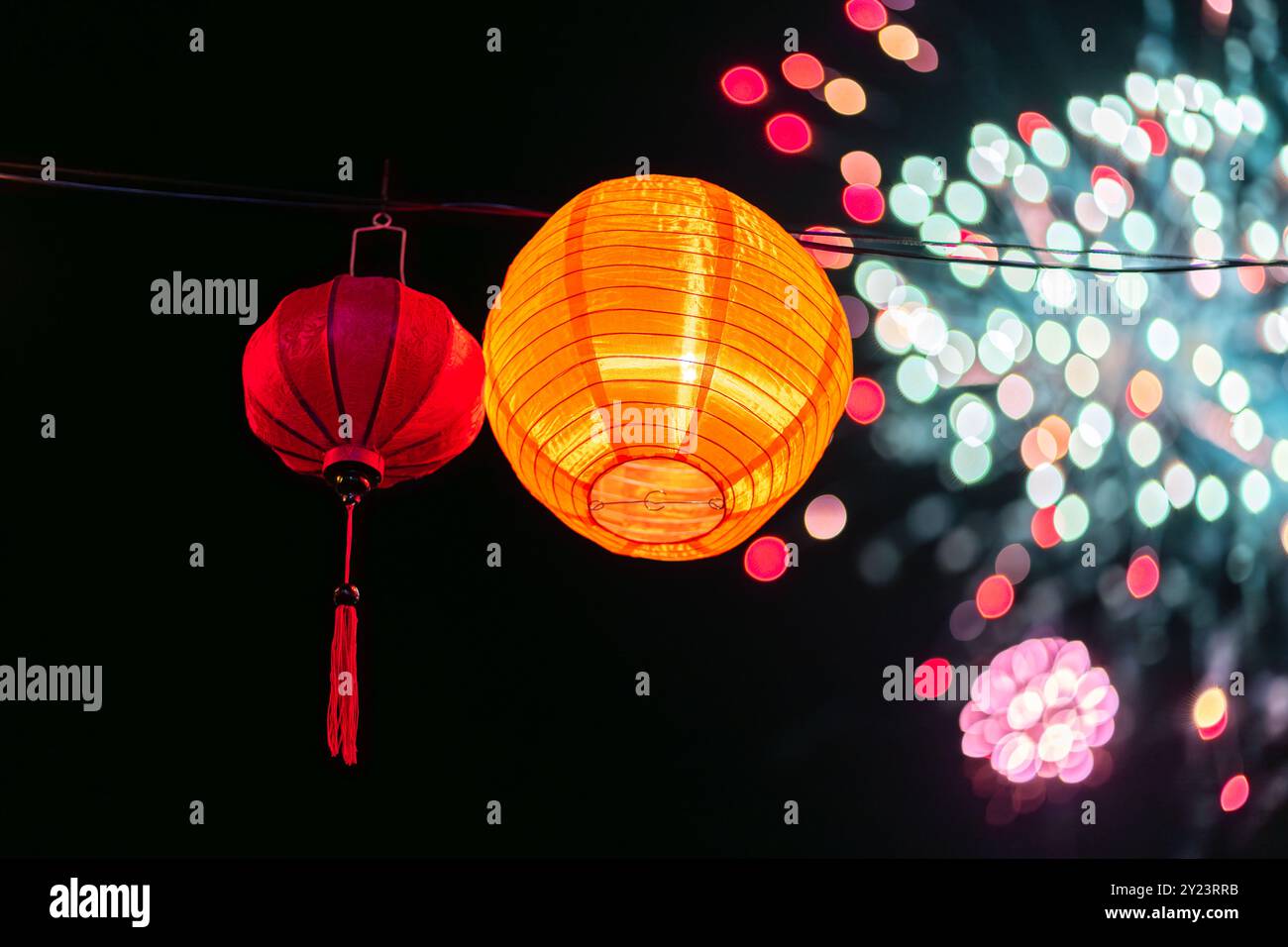 Fuochi d'artificio al 2024 Vietnamita Lantern Festival al Darwin Waterfront, Northern Territory Foto Stock