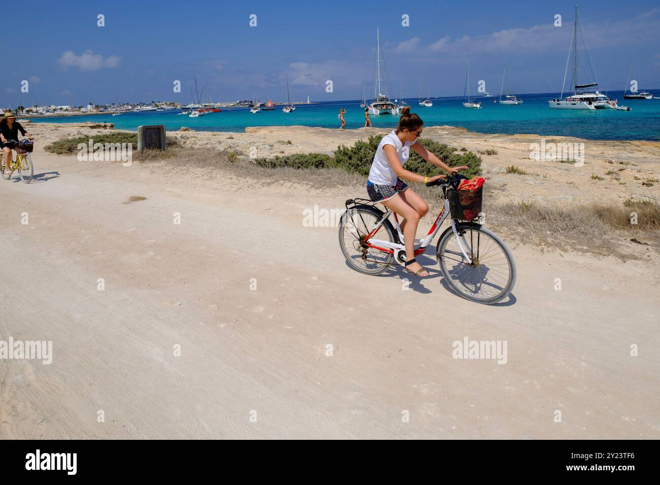 Ciclisti sulla strada per sa Guia, Parco naturale Ses Salines a Ibiza e Formentera, Formentera, Isole Baleari, Spagna Foto Stock