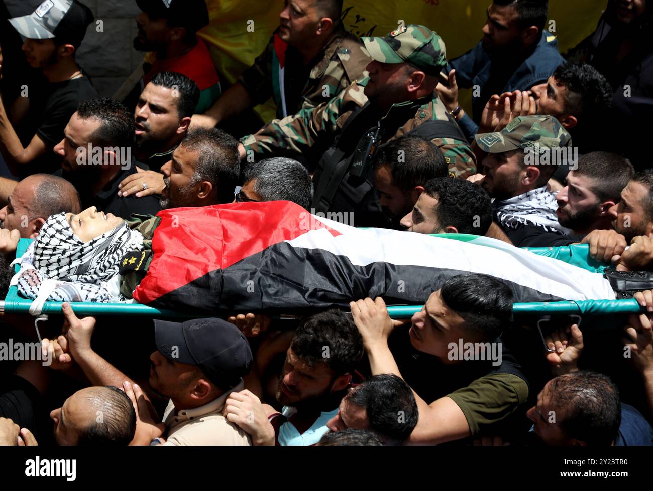 Zawata, Cisgiordania, Palestina. 10 giugno 2021. Una cerimonia funebre per l'ufficiale di sicurezza dell'Autorità palestinese Adham Aliwi, 23 anni, si svolge nel villaggio di Zawata, a nord-ovest di Nablus. Aliwi è stato ucciso dalle truppe israeliane insieme a un altro soldato della PA mentre gli scontri scoppiavano durante un raid di arresto sotto copertura da parte delle forze israeliane fuori dal quartier generale dell'unità di intelligence militare della PA a Jenin mercoledì sera. Anche un terzo palestinese, un sospetto preso di mira nell'operazione di arresto israeliana, è stato ucciso, mentre il secondo sospettato è stato ferito e arrestato. Secondo l'Autorità palestinese israeliana f Foto Stock