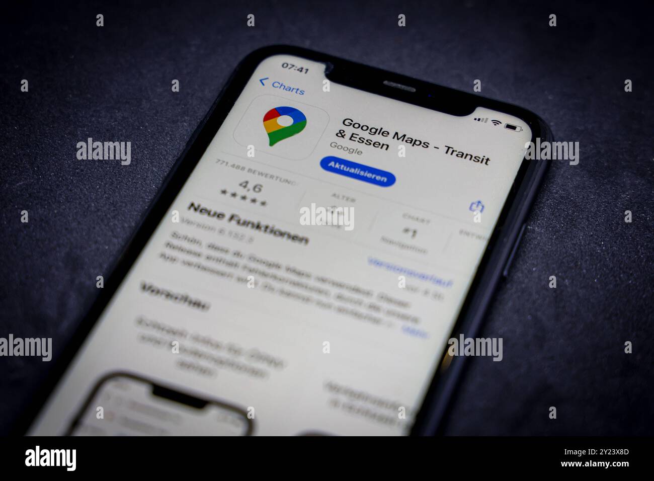 Apple App Store auf einem iPhone. Apps-Charts gratis - Google Maps - Transit & Essen // 09.09.2024 *** Apple App Store su iPhone App Charts gratis Google Maps Transit Essen 09 09 2024 Foto Stock