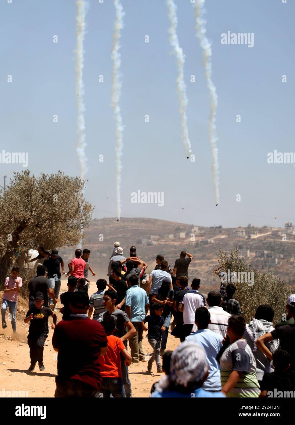 Nablus, Cisgiordania, Palestina. 9 luglio 2021. Si verificano scontri tra manifestanti palestinesi e l'esercito israeliano nel villaggio di Beita, vicino a Nablus, nella Cisgiordania settentrionale. I palestinesi stavano tenendo una manifestazione del venerdì contro il sequestro di terre dal villaggio da parte di coloni israeliani ebrei che istituivano un nuovo avamposto sul Monte Sabih. La tensione in Cisgiordania è sempre alta, mentre i coloni continuano ad espropriare terreni palestinesi per costruire nuovi insediamenti, ritenuti illegali dal diritto internazionale. Le truppe israeliane spesso usano una forza sproporzionata contro i palestinesi che rifiutano di evacuare la loro Foto Stock