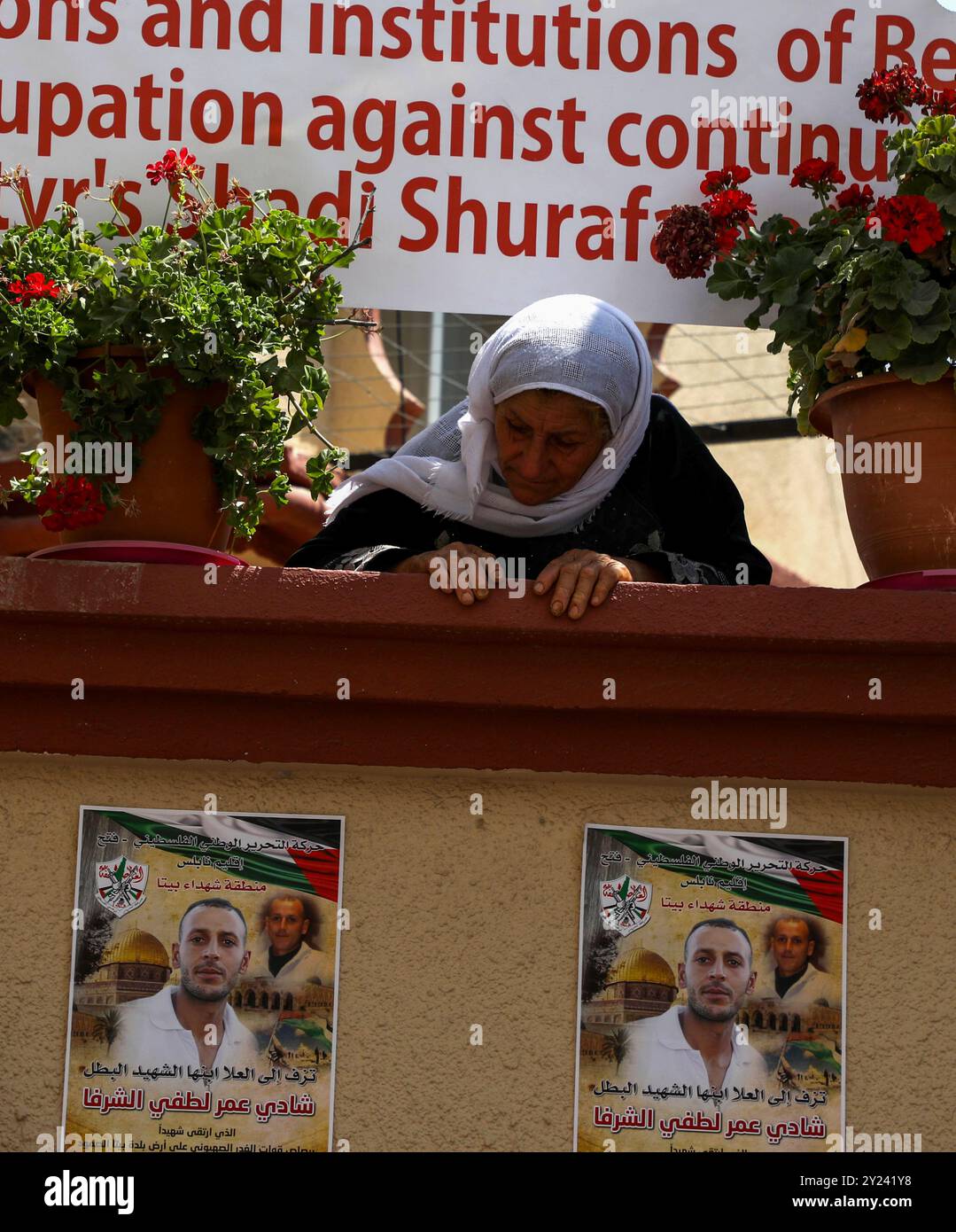 Nablus, Cisgiordania, Palestina. 10 agosto 2021. Una grande folla partecipa al funerale dello Shadi palestinese al-Sharfa, ucciso dai soldati israeliani alla fine del mese scorso, nella città di Beita in Cisgiordania. Shadi Omar Salim al-Sharfa era morto dopo essere stato colpito dalle forze israeliane all'incrocio della città di Beita, a sud di Nablus, nella Cisgiordania settentrionale. I palestinesi stavano tornando a casa dopo aver lavorato per aprire la fornitura di acqua per il Consiglio comunale di Beita. Secondo fonti palestinesi, Shadi fu colpito da un'imboscata da soldati prima di essere colpito con munizioni vive; fu poi portato via dalle truppe befo Foto Stock