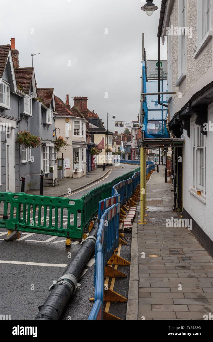 Dorking, Surrey, Regno Unito, 09-08-2024: Temporaneamente West Street chiusa al traffico per la riparazione di tubi per acque superficiali con barriere di sicurezza laterali lungo la strada. Foto Stock