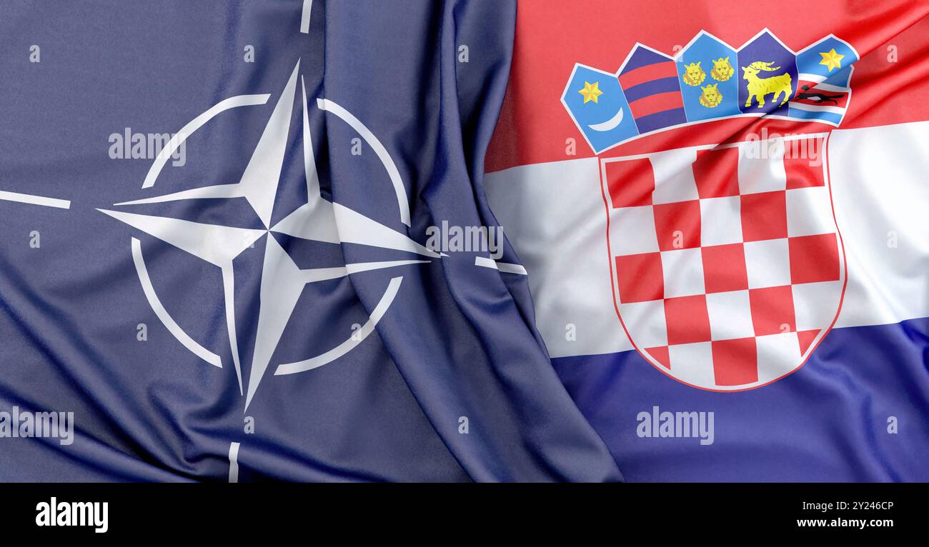 Le bandiere croate e della NATO affiancate simboleggiano la cooperazione internazionale e la diplomazia. Rendering 3D. Foto Stock
