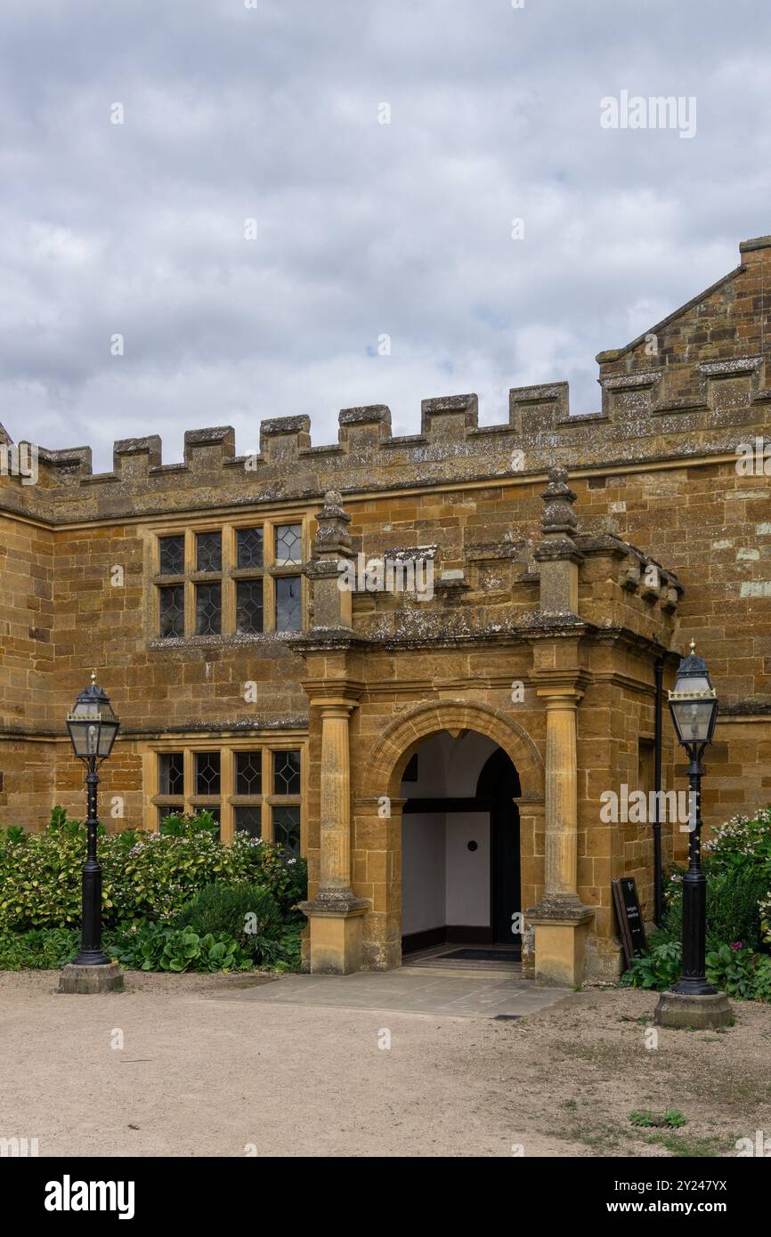 Delapre Abbey, Northampton, Regno Unito; l'edificio risale al XVI secolo ma è stata costruita sul sito di un dodicesimo secolo monastero cluniacense. Foto Stock