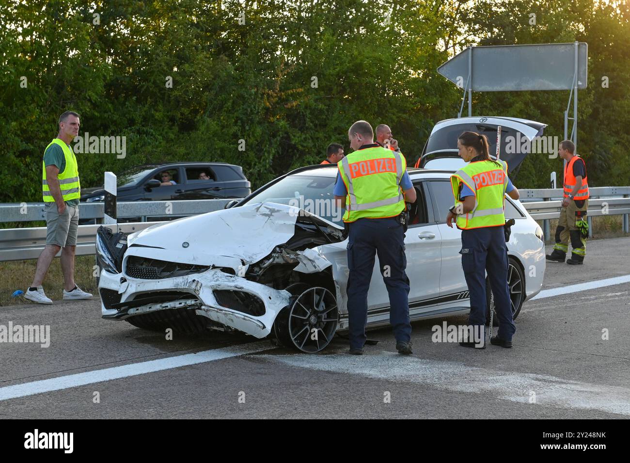 A14/Nossen - Mercedes-Fahrer unter Drogen kracht in Audi: Zwei Verletzte nach schwerem Crash 07.09.2024 gegen 17 Uhr A14 Richtung Dresden, in Höhe COME Nossen-Ost Zu einem schweren Unfall kam es am Samstagnachmittag auf der A14 bei Nossen. Nach ersten Angaben der Polizei sind die Fahrer eines Mercedes sowie eines Audi auf der Autobahn a Richtung Dreieck Nossen unterwegs, als sie aus bislang ungeklärter Ursache gegen 17 Uhr a Höhe der Anschlussstelle Nossen-Ost zusammenstoßen. Der Audi prallt im Anschluss gegen die Mittelleitplanke, der Mercedes kommt von der Fahrbahn ab und bleibt auf dem Stra Foto Stock