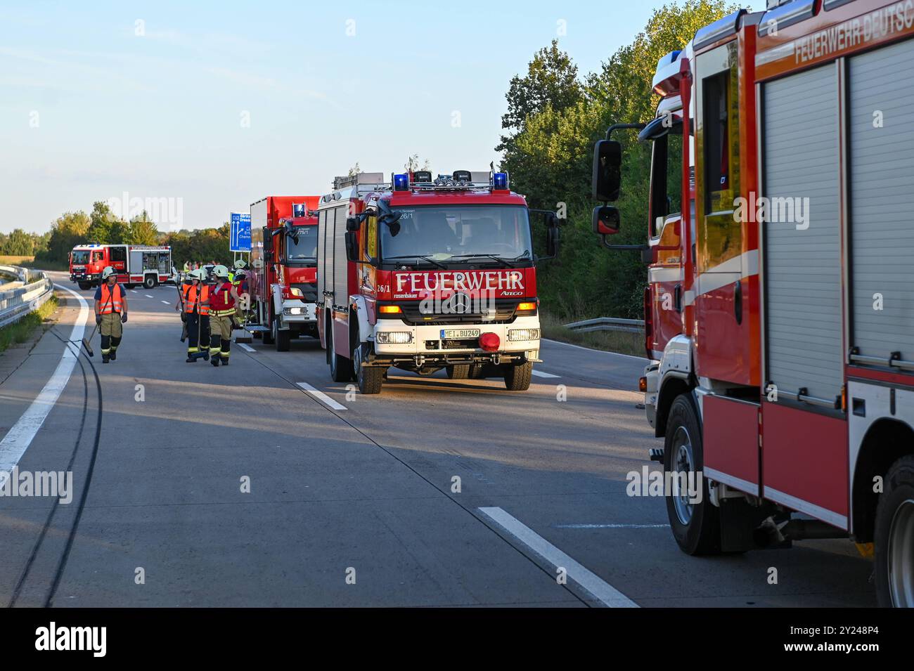 A14/Nossen - Mercedes-Fahrer unter Drogen kracht in Audi: Zwei Verletzte nach schwerem Crash 07.09.2024 gegen 17 Uhr A14 Richtung Dresden, in Höhe COME Nossen-Ost Zu einem schweren Unfall kam es am Samstagnachmittag auf der A14 bei Nossen. Nach ersten Angaben der Polizei sind die Fahrer eines Mercedes sowie eines Audi auf der Autobahn a Richtung Dreieck Nossen unterwegs, als sie aus bislang ungeklärter Ursache gegen 17 Uhr a Höhe der Anschlussstelle Nossen-Ost zusammenstoßen. Der Audi prallt im Anschluss gegen die Mittelleitplanke, der Mercedes kommt von der Fahrbahn ab und bleibt auf dem Stra Foto Stock