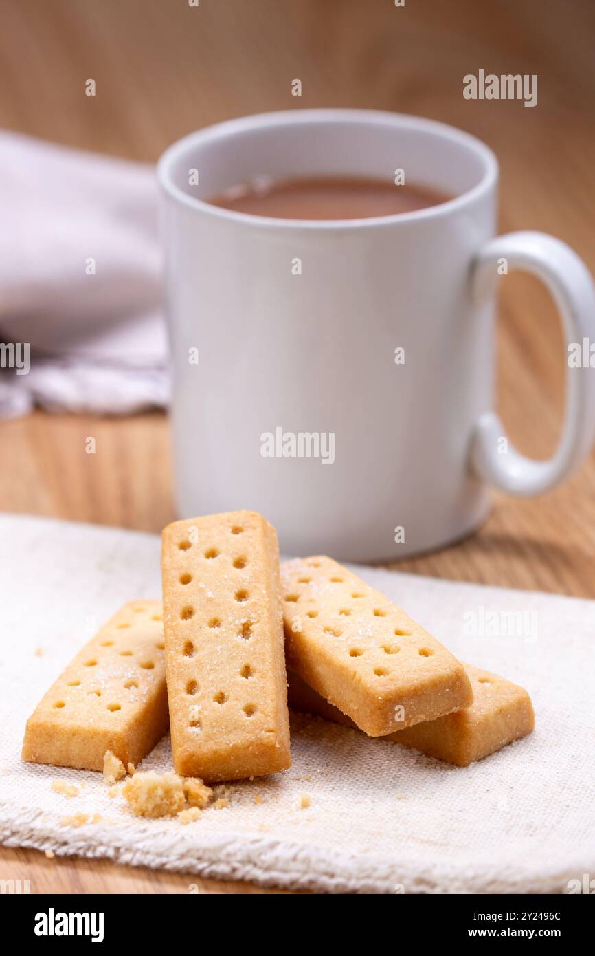 Tutte le fette di pasta frolla scozzese al burro e una tazza di tè Foto Stock