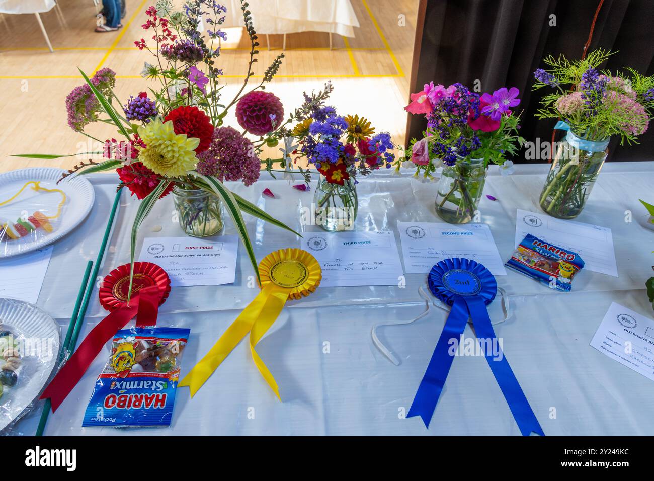 Mostra del villaggio nella Old Basing Village Hall, Hampshire, Inghilterra, Regno Unito, nel settembre 2024. Partecipazione al concorso per bambini - fiori in marmellata Foto Stock