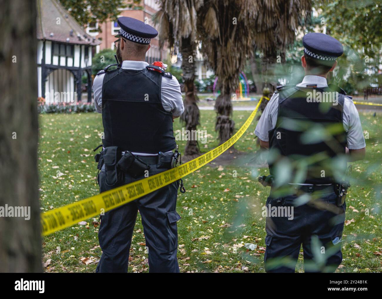 Agenti di polizia su una scena del crimine nei Soho Square Gardens a Londra. Foto Stock