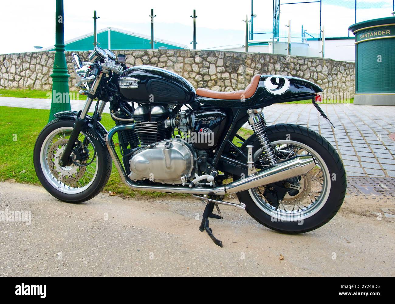 L'immacolata moto retrò Triumph Thruxton 900 di costruzione britannica parcheggiata in via Magdalena Gardens Santander Cantabria Spagna Foto Stock
