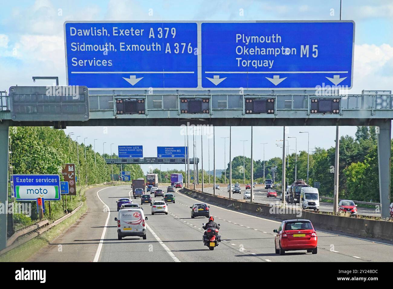 Semaforo dell'autostrada M5 a quattro corsie, nessun segnale di avvertimento di velocità visualizzato sul cartello blu del percorso gantry allo svincolo 30 per Moto Exeter Services Devon Inghilterra Regno Unito Foto Stock