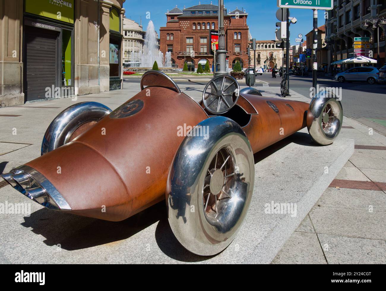Scultura in acciaio e acciaio inox COR-TEN cabina di pilotaggio aperta auto da corsa numero 19 di Carlos Cuenllas Avenida Ordoño II Leon Castiglia e Leon Spagna Foto Stock