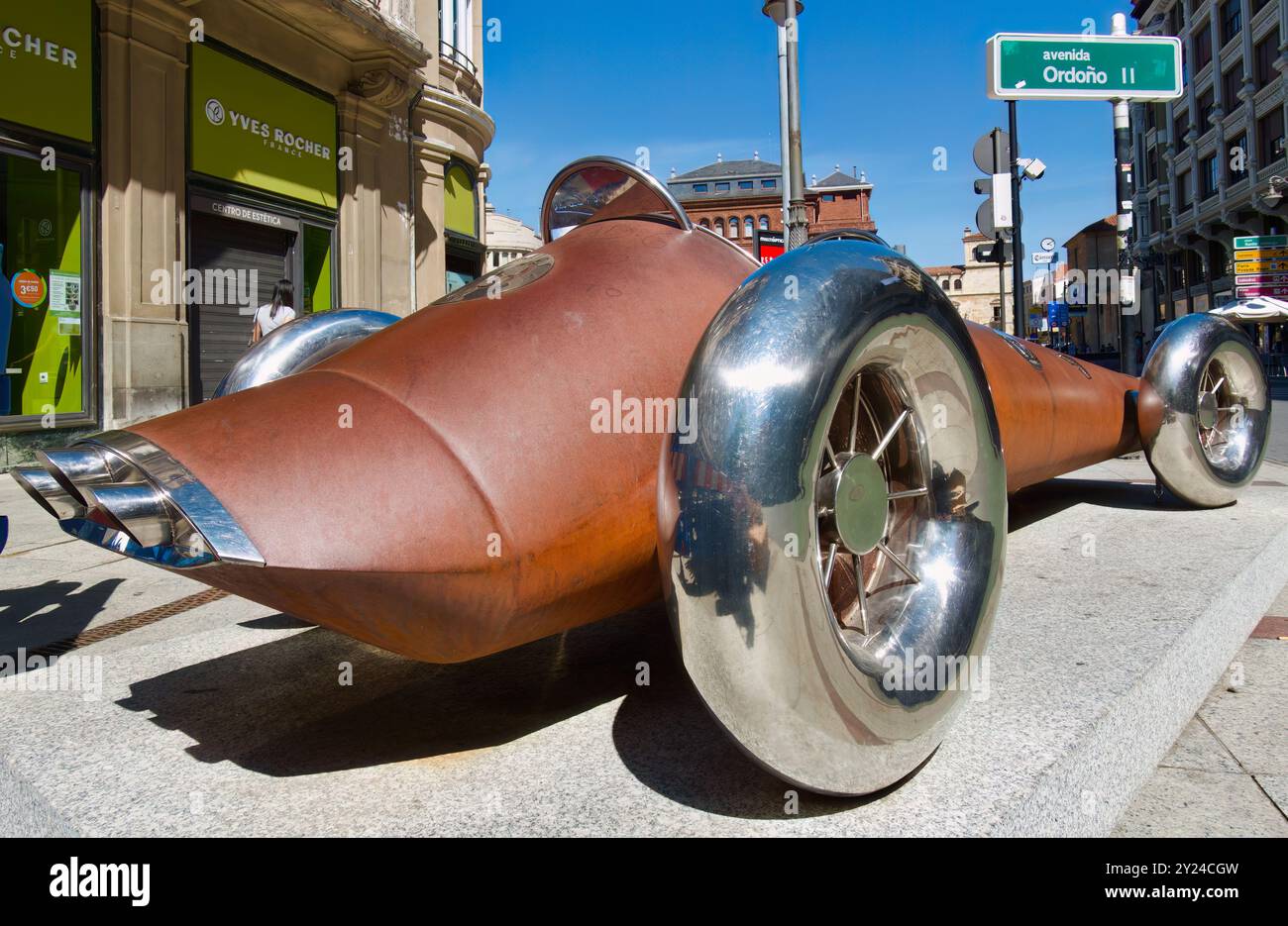 Scultura in acciaio e acciaio inox COR-TEN cabina di pilotaggio aperta auto da corsa numero 19 di Carlos Cuenllas Avenida Ordoño II Leon Castiglia e Leon Spagna Foto Stock