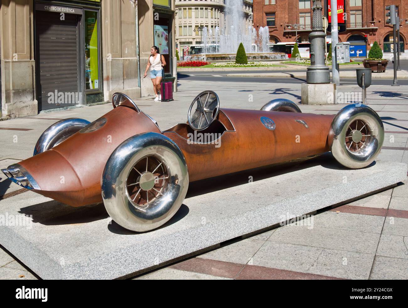 Scultura in acciaio e acciaio inox COR-TEN cabina di pilotaggio aperta auto da corsa numero 19 di Carlos Cuenllas Avenida Ordoño II Leon Castiglia e Leon Spagna Foto Stock
