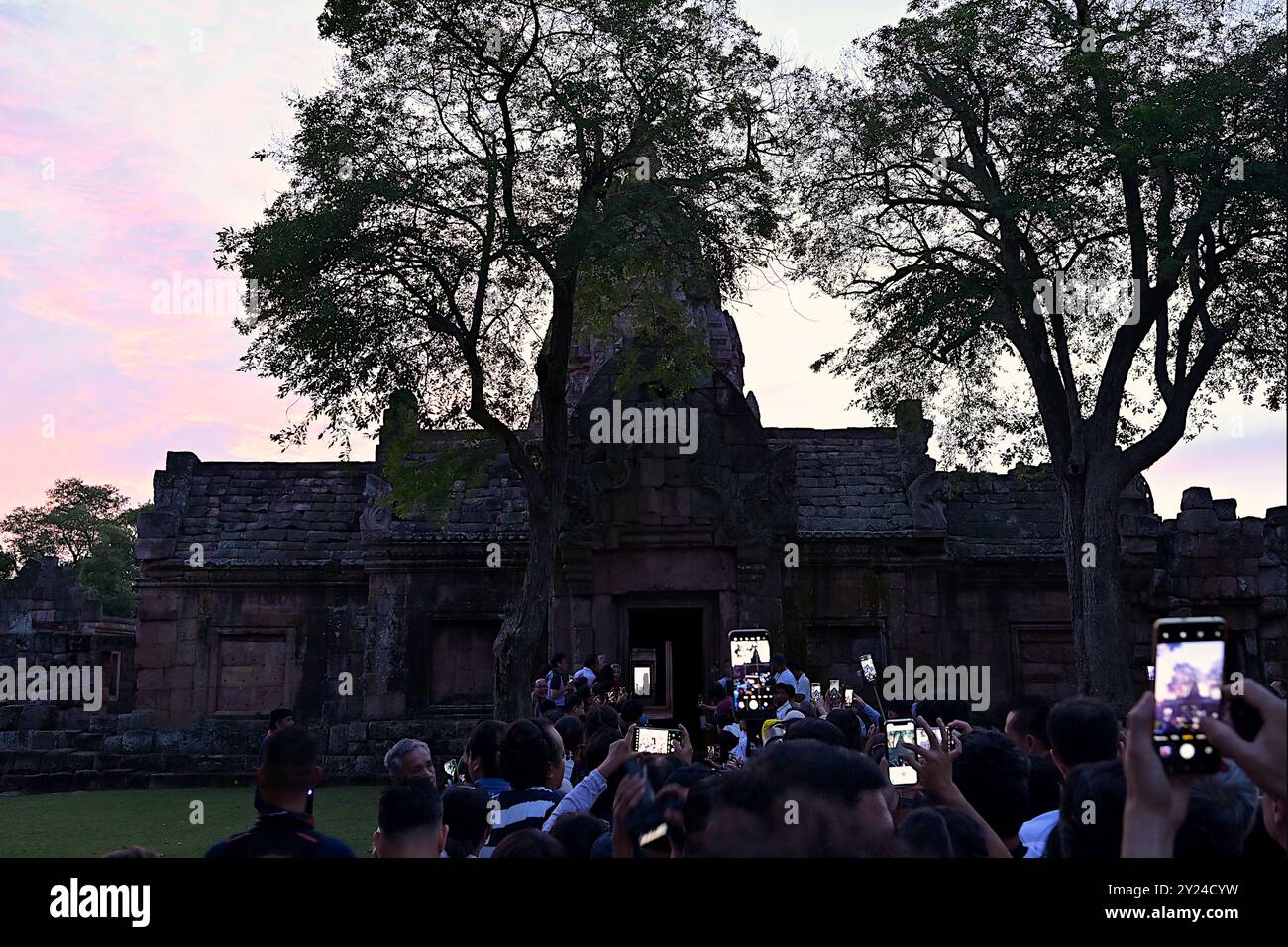 I portali dell'est che si affacciano sul complesso del tempio di Prasat Phanom Rung sono perfettamente allineati con il sole che sorge il 3-5 aprile e il 8-10 settembre Foto Stock