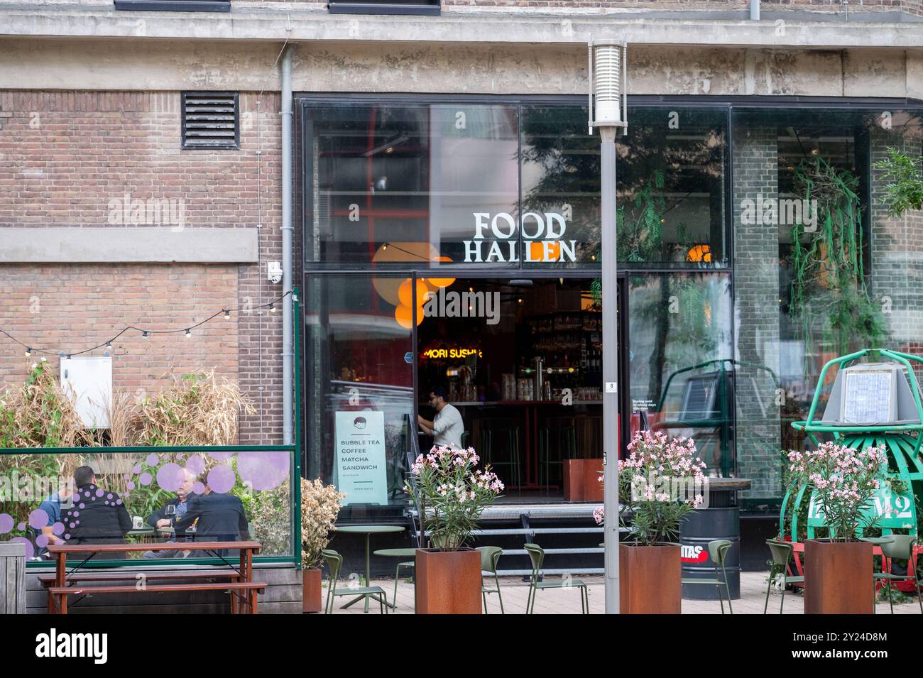 Food Hallen - destinazione gastronomica vicino al ponte e alla banchina nel centro di Rotterdam Foto Stock