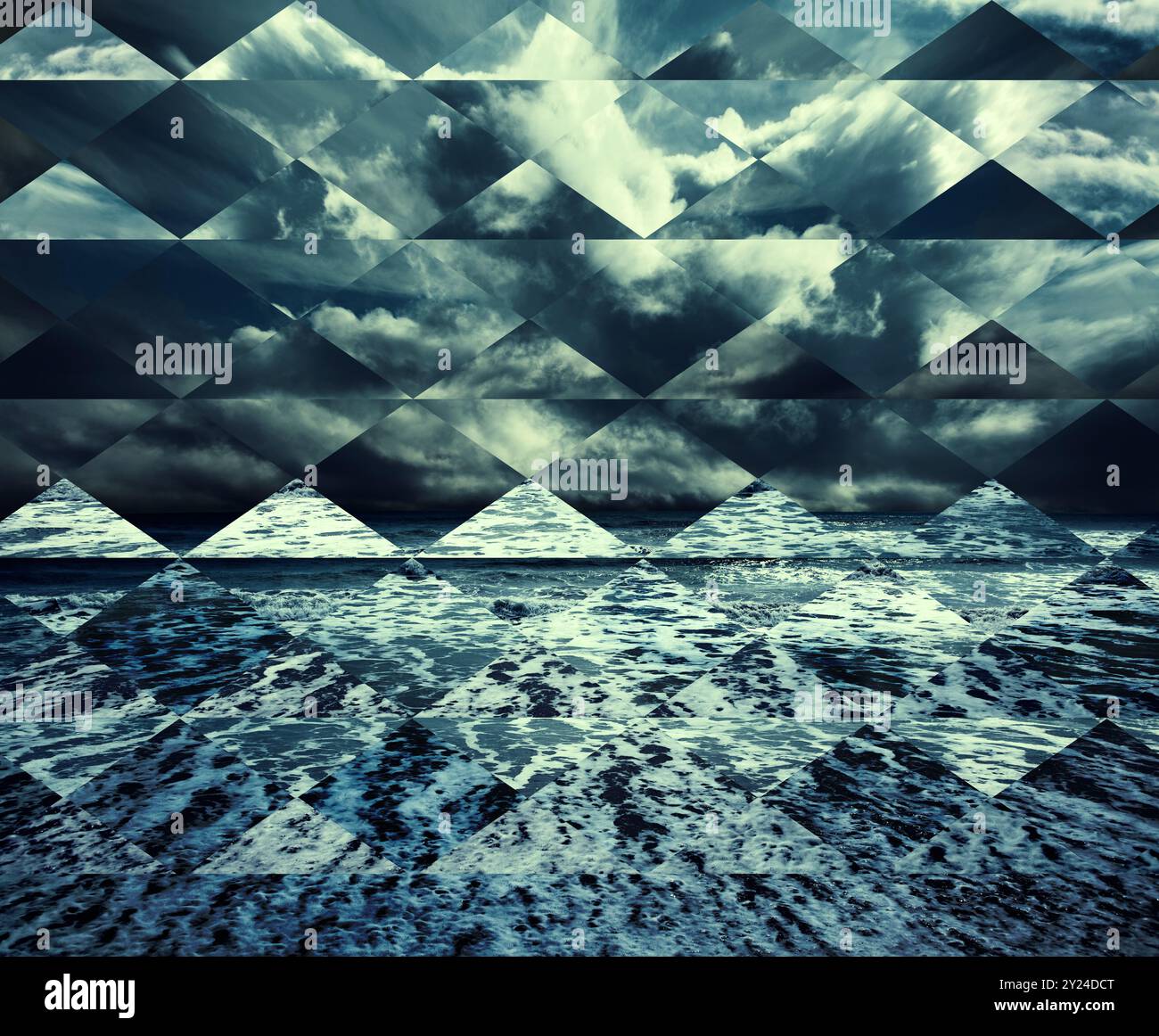 Design astratto o collage con tempesta di mare di fondo con onde e nuvole.messa a fuoco morbida, sfocatura e rumore creativi.paesaggio buio e tempestoso. Foto Stock