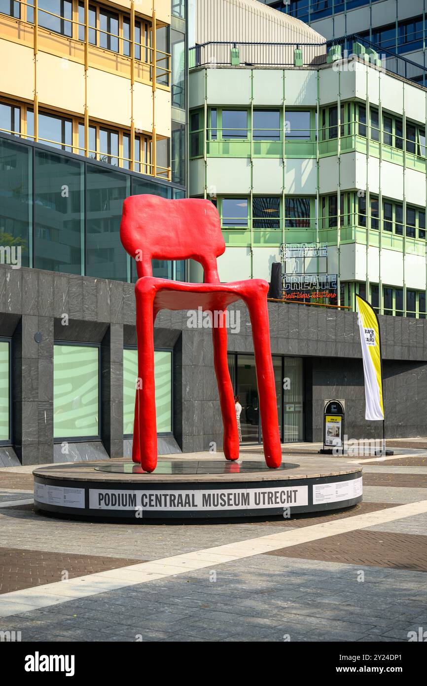 Lo sgabello rosso al Podium Centraal Museum, Stationsplein, Utrecht, Paesi Bassi Foto Stock