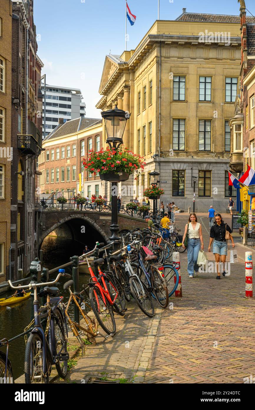 Biciclette parcheggiate in una strada olandese sul lato del canale, Utrecht, Paesi Bassi Foto Stock