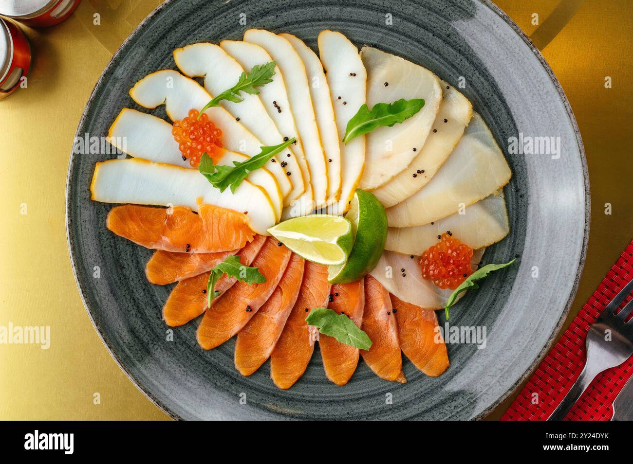 fette di pesce su un piatto Foto Stock