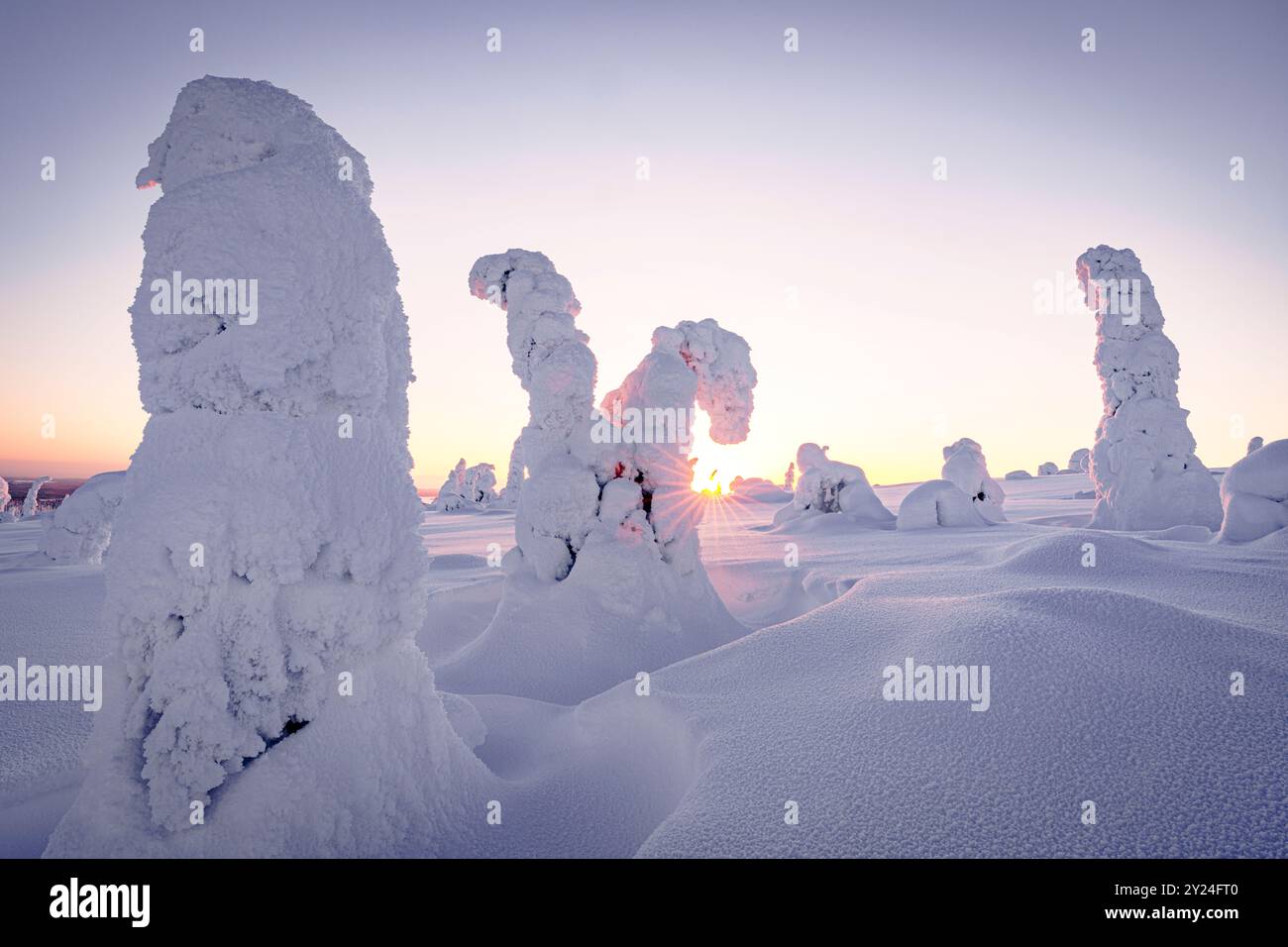 Sculture di ghiaccio coperte di neve all'alba Foto Stock