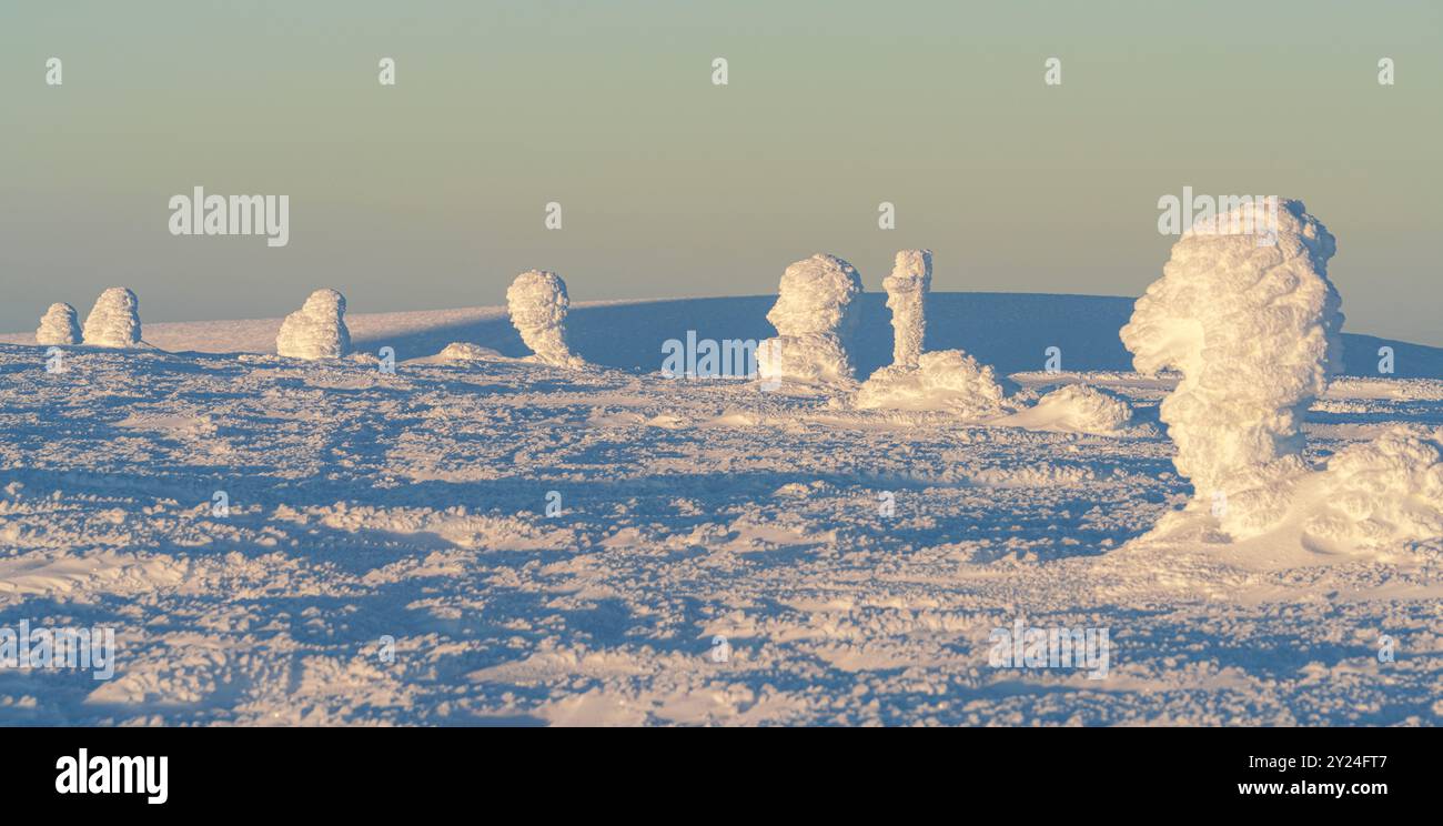 Sculture di ghiaccio surreali al tramonto, Lapponia finlandese Foto Stock