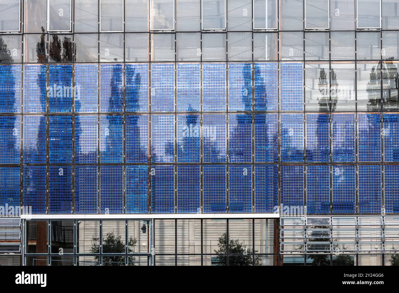 Formazione continua accademia Mont-Cenis a Herne, Ruhr, Renania settentrionale-Wetsphalia, Germania. L'edificio ha una centrale solare sul tetto e in t Foto Stock