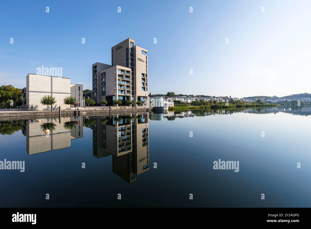 La Residenz Phoenixsee e le proprietà di lusso sul lago Phoenix, la riva nord, il lago e il suo sviluppo vicino sono state costruite sul si Foto Stock