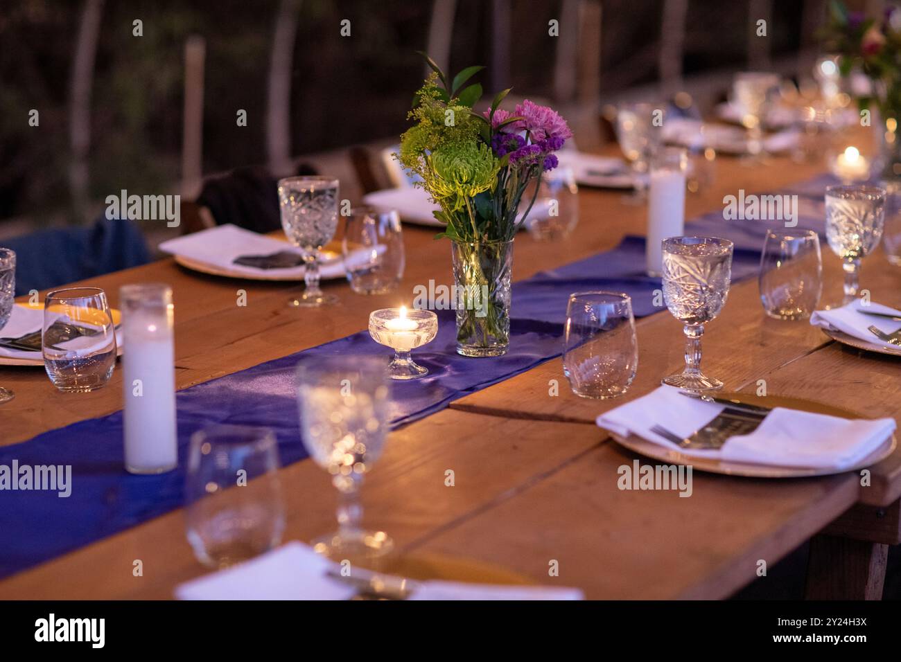 Tavolo in comune per il servizio di cena a lume di candela Foto Stock