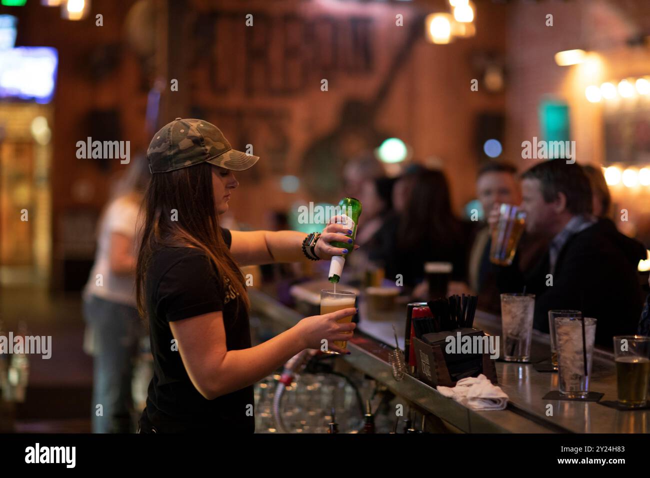 Il bar serve birra dietro il bar Foto Stock