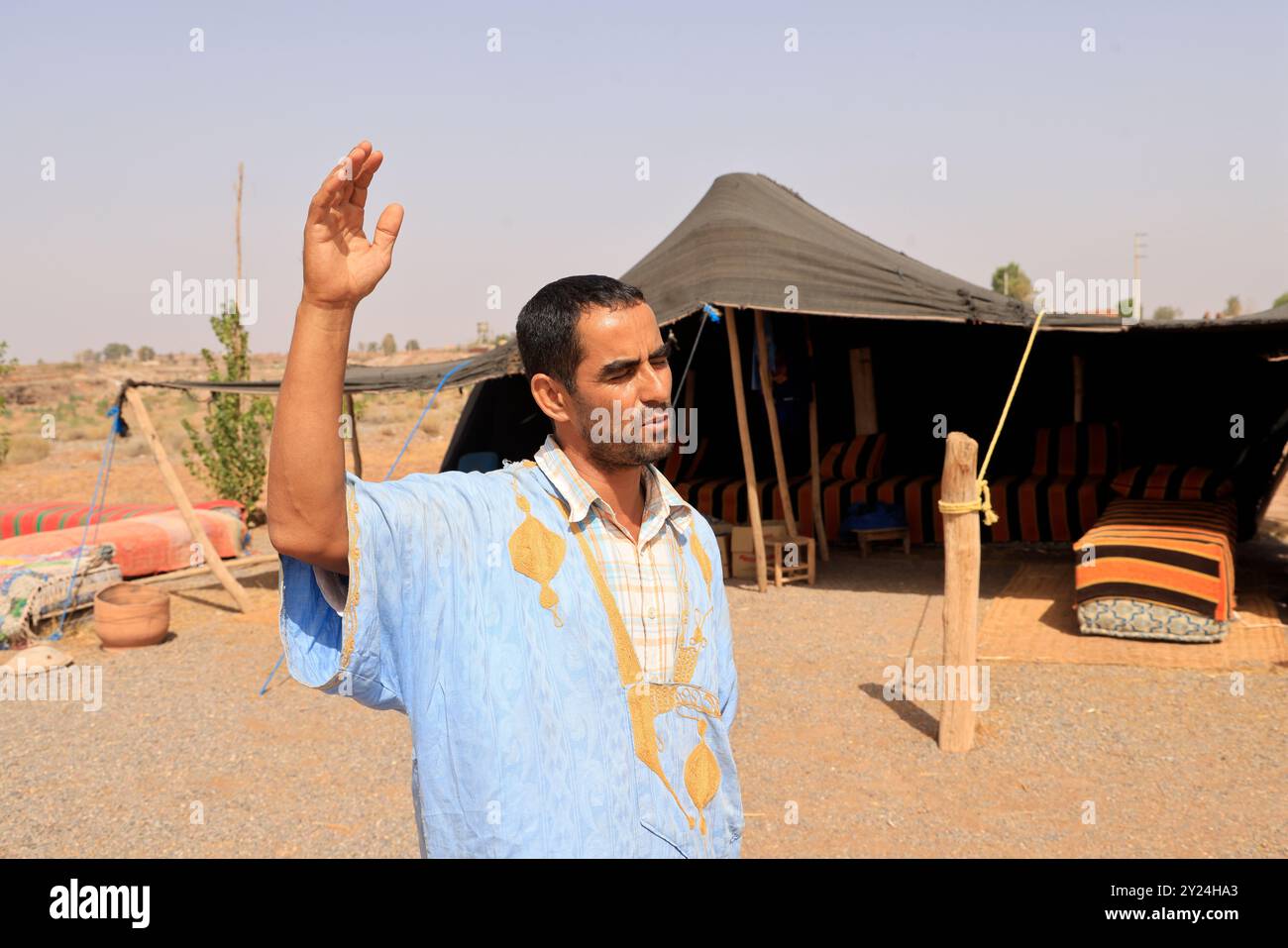 Campo nomade con dromedari e autista di cammello nella campagna desertica vicino al Medio Atlante in Marocco. Marocco, Nord Africa. Credito: Foto di Hug Foto Stock