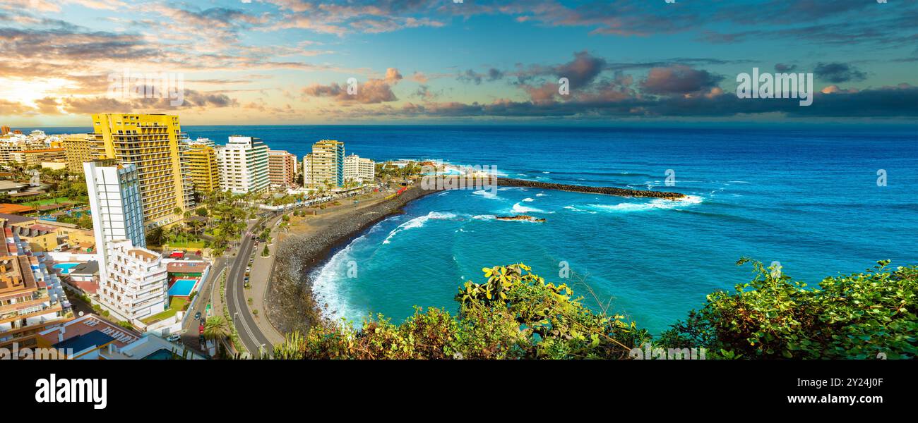 Paesaggi al tramonto, mare e isola della Spagna. Avventure sulla spiaggia e concetto di viaggio. Puerto de la cruz. Foto Stock