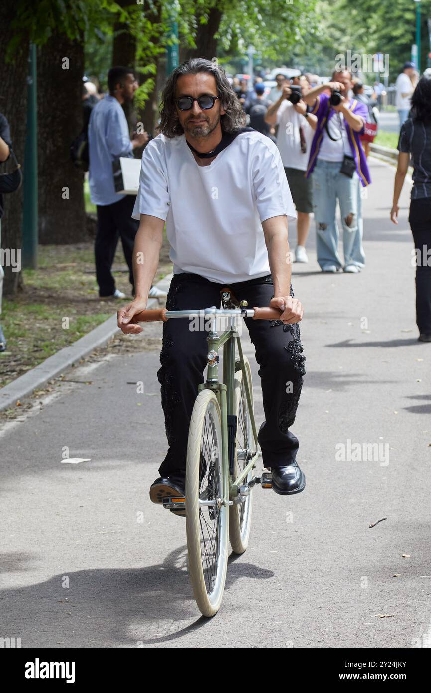 MILANO, ITALIA - 17 GIUGNO 2024: Simone Marchetti prima della sfilata Gucci, Milano Fashion Week Street style Foto Stock