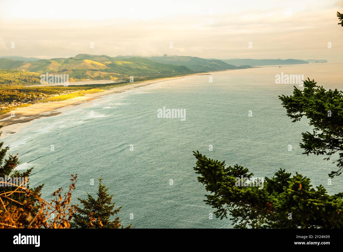 Vista aerea della costa dell'Oregon con montagne e spiaggia al tramonto. Foto Stock