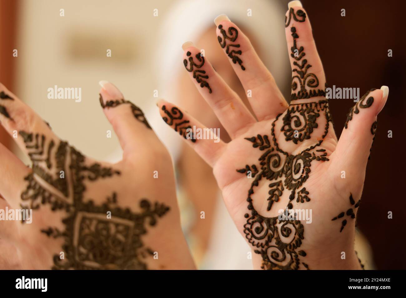 Tatuaggio temporaneo delle mani di donna con henné nella regione di Marrakech in Marocco. Marrakech, Marocco, Nord Africa. Credito: Foto di Hugo Martin/Alamy. Foto Stock