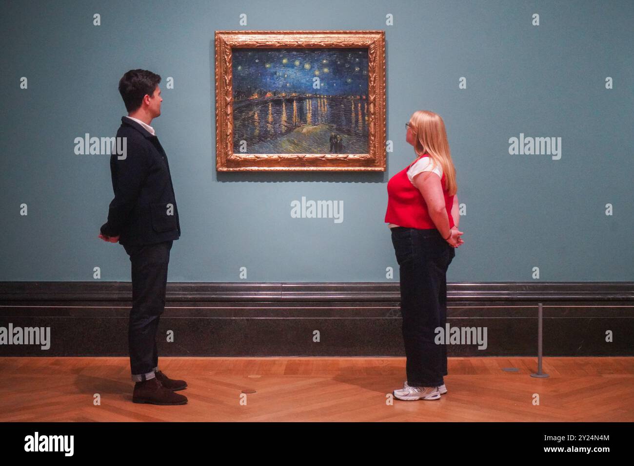 Londra, Regno Unito. 9 settembre 2024. Notte stellata sopra il Rhône 1888 olio su tela. Una grande mostra di dipinti di Vincent Van Gogh intitolata "Poets and Lovers" per celebrare il 200° anniversario della Galleria Nazionale. La mostra presenta oltre 50 opere e prestiti da musei e collezioni private in tutto il mondo ed esplora il processo creativo dell'artista e le sue fonti di ispirazione. La mostra si svolge dal 14 settembre 2024 al 19 gennaio 2025 Credit: Amer Ghazzal/Alamy Live News Foto Stock