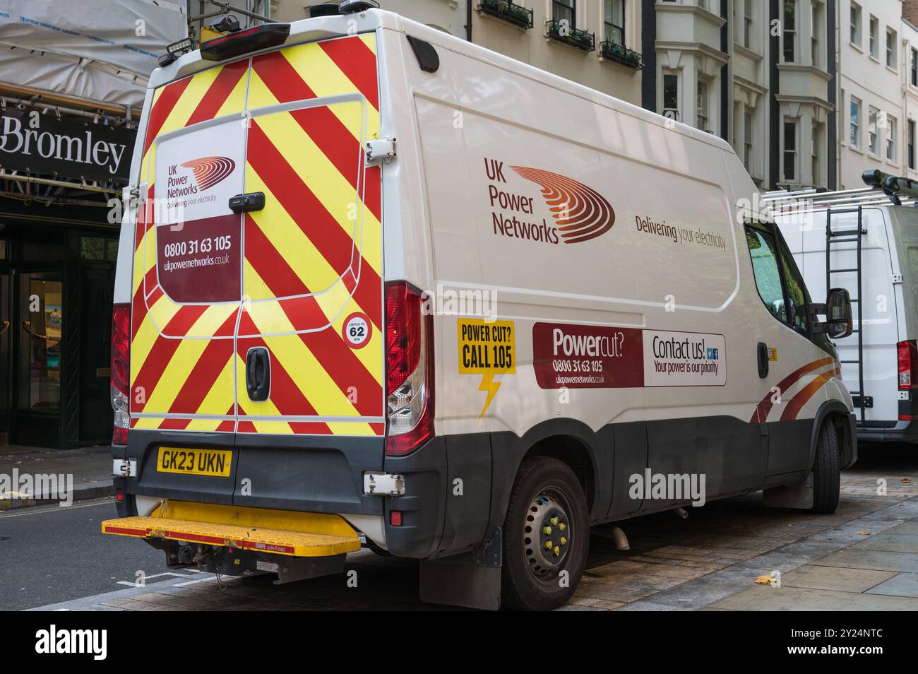Operatore di rete di distribuzione di energia elettrica UK Power Networks parcheggiato in Jermyn Street, St James, Londra, Inghilterra, Regno Unito Foto Stock
